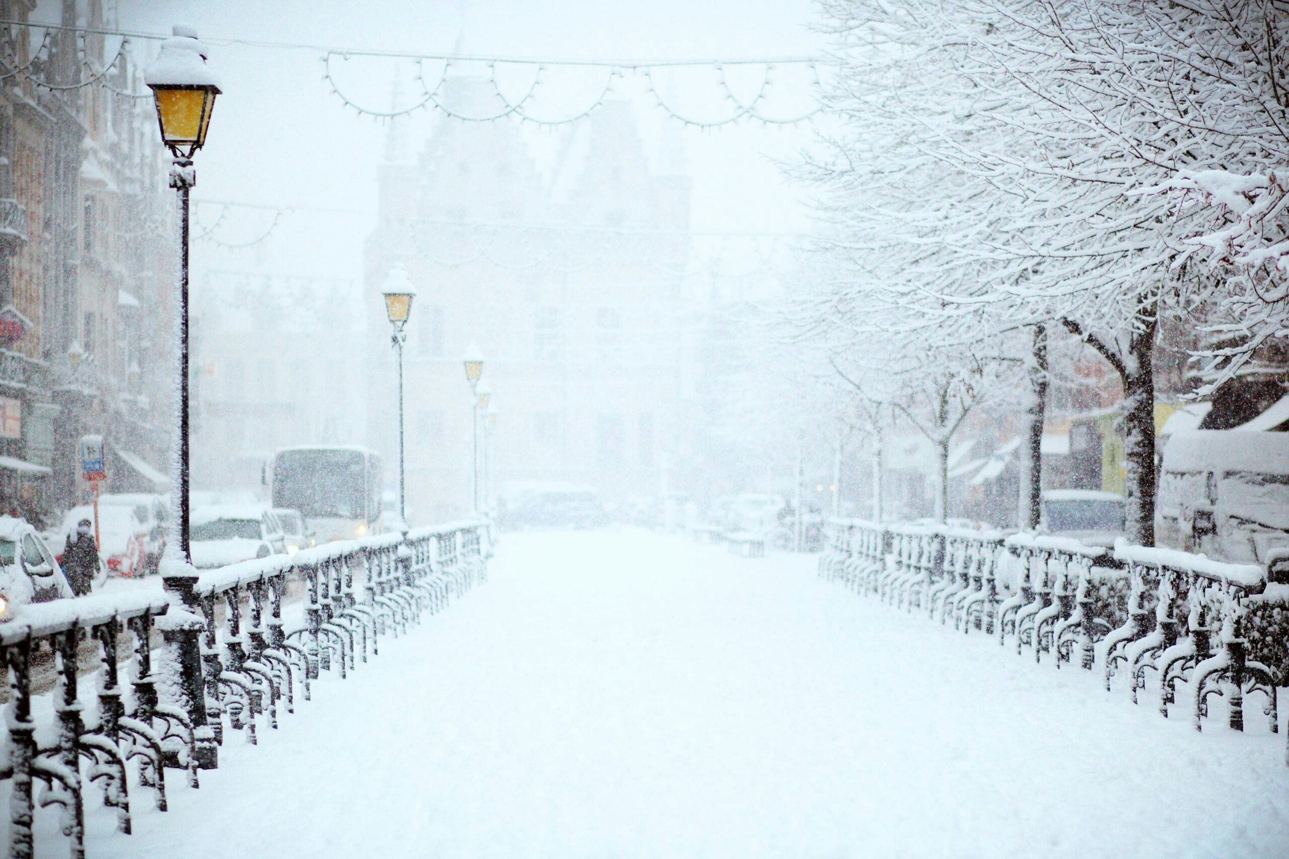Winterlandschaft: https://unsplash.com/de/fotos/die-strasse-ist-in-der-nahe-des-tagsuber-fahrenden-fahrzeugs-schneebedeckt-R5SrmZPoO40